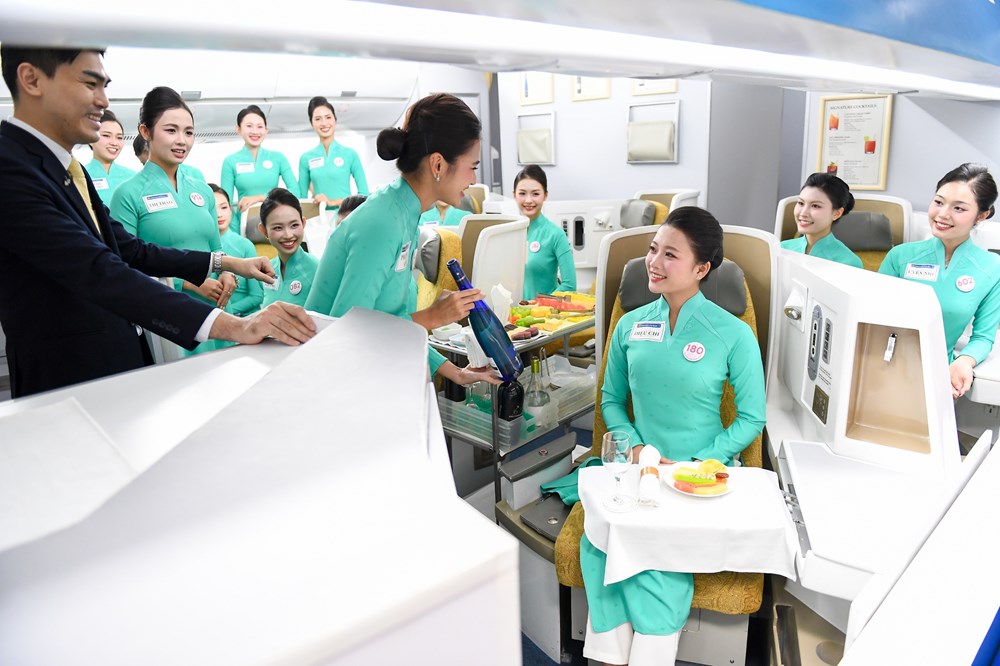Thí sinh Hoa hậu Việt Nam 2026 trải nghiệm làm tiếp viên hàng không - ảnh 4