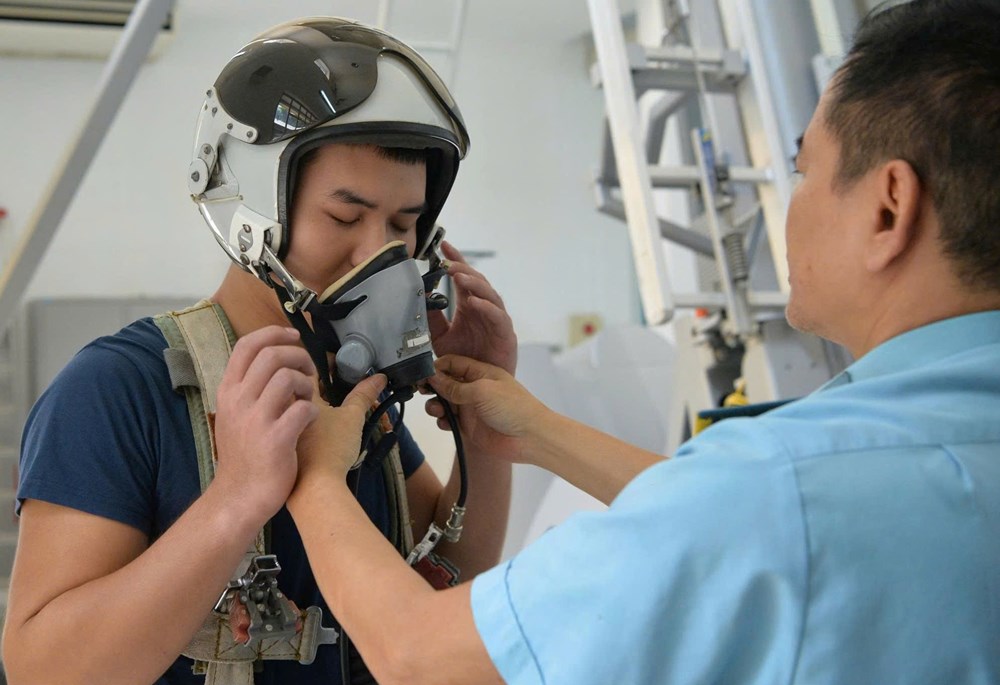 Khắt khe như tuyển phi công quân sự - ảnh 12