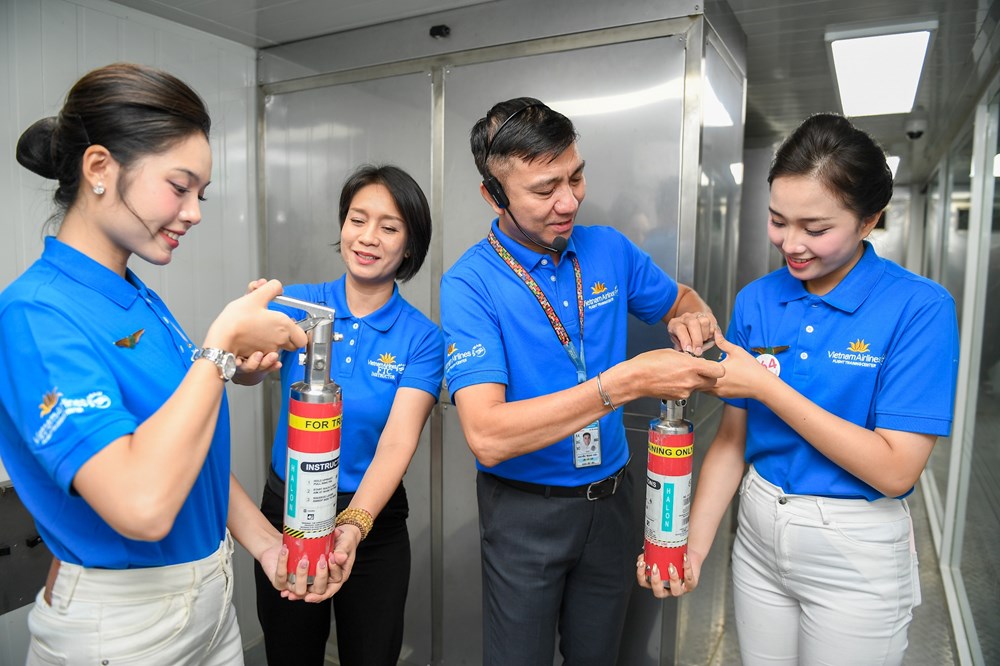 Thí sinh Hoa hậu Việt Nam 2026 trải nghiệm làm tiếp viên hàng không - ảnh 5