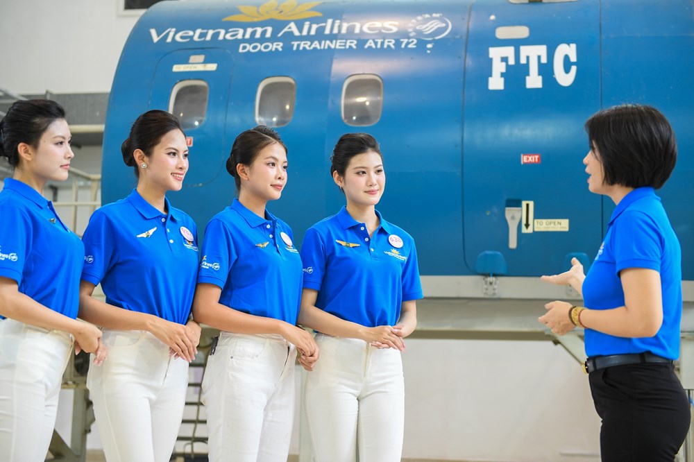 Thí sinh Hoa hậu Việt Nam 2026 trải nghiệm làm tiếp viên hàng không - ảnh 7