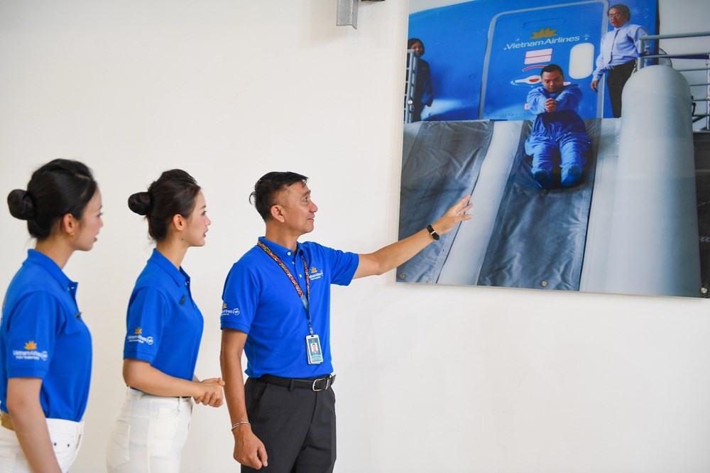 Thí sinh Hoa hậu Việt Nam 2026 trải nghiệm làm tiếp viên hàng không - ảnh 8
