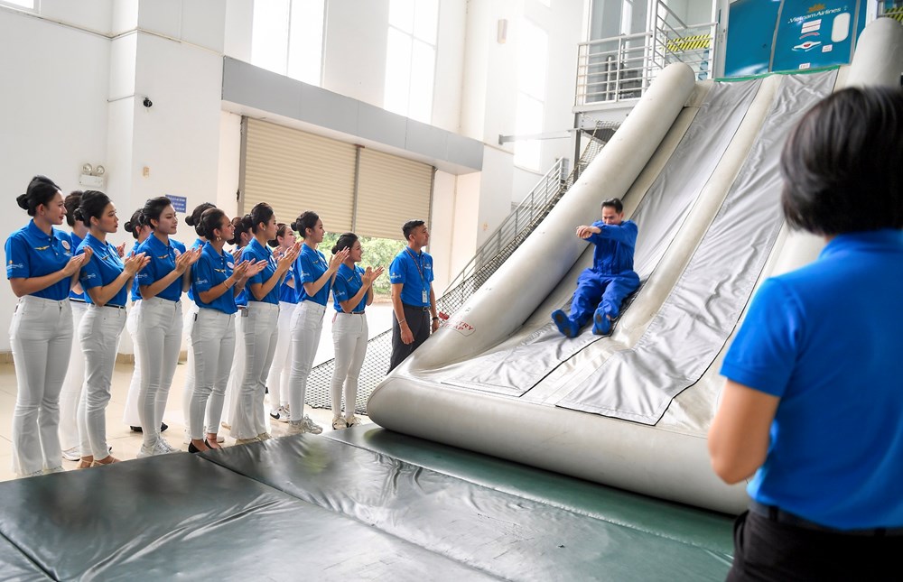 Thí sinh Hoa hậu Việt Nam 2026 trải nghiệm làm tiếp viên hàng không - ảnh 9