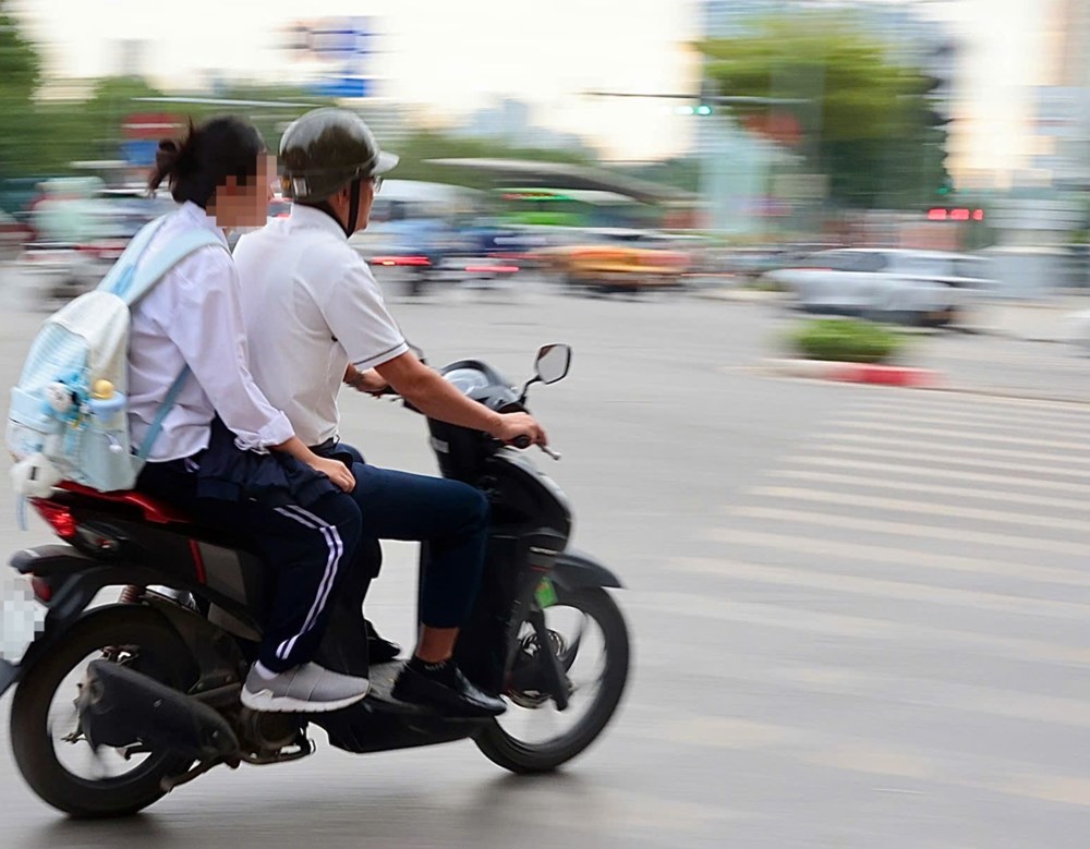 Hà Nội: Nhiều phụ huynh bị lập biên bản, giữ xe khi đưa con đến trường - ảnh 5