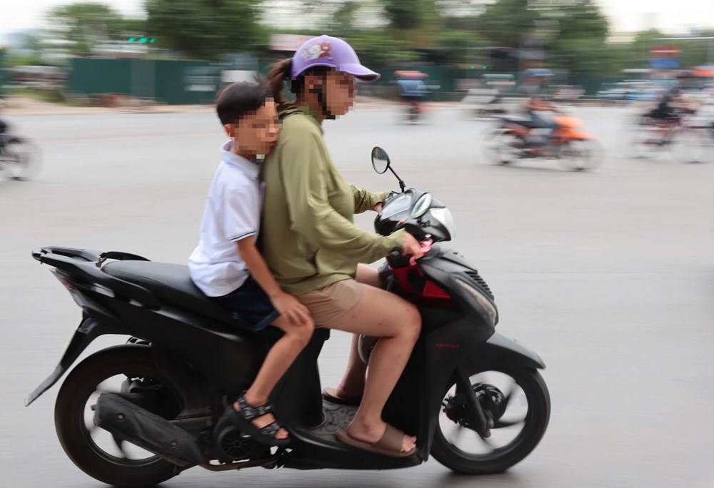 Hà Nội: Nhiều phụ huynh bị lập biên bản, giữ xe khi đưa con đến trường - ảnh 4