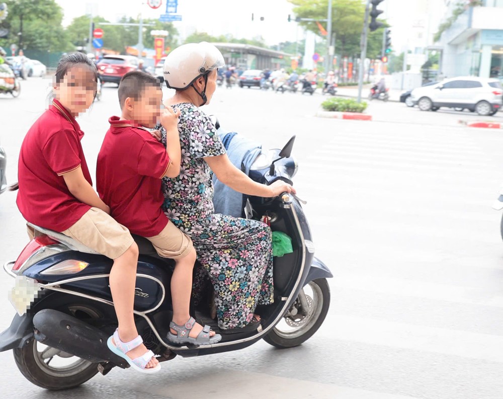 Hà Nội: Nhiều phụ huynh bị lập biên bản, giữ xe khi đưa con đến trường - ảnh 1