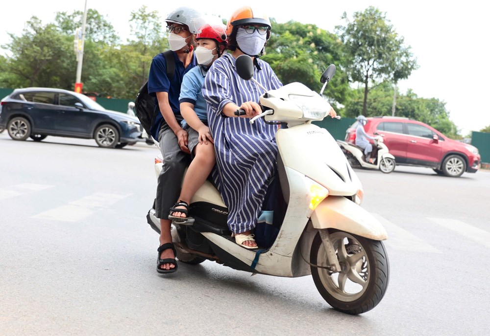 Hà Nội: Nhiều phụ huynh bị lập biên bản, giữ xe khi đưa con đến trường - ảnh 2