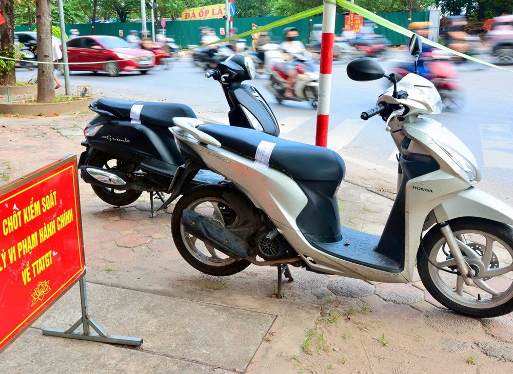 Hà Nội: Nhiều phụ huynh bị lập biên bản, giữ xe khi đưa con đến trường - ảnh 7