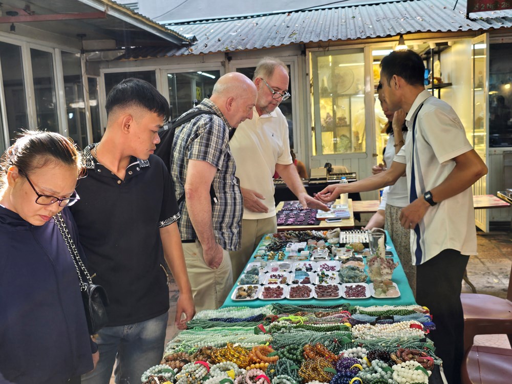 Theo chân khách Tây khám phá phiên chợ đá quý ẩn mình trong lòng Hà Nội - ảnh 6