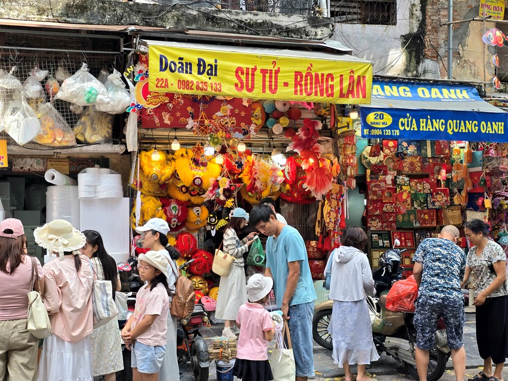  Rực rỡ sắc màu trăng Rằm trên phố Hàng Mã - ảnh 2