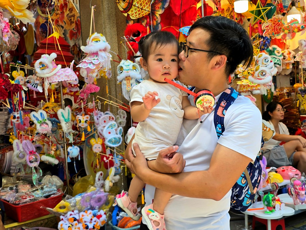  Rực rỡ sắc màu trăng Rằm trên phố Hàng Mã - ảnh 10