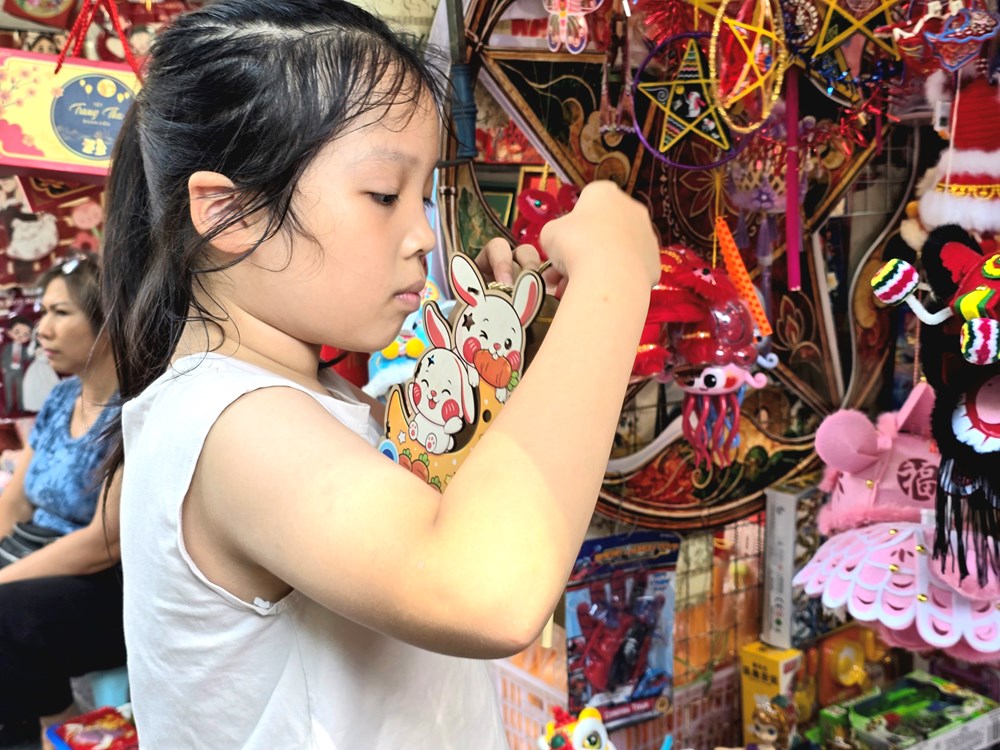  Rực rỡ sắc màu trăng Rằm trên phố Hàng Mã - ảnh 6