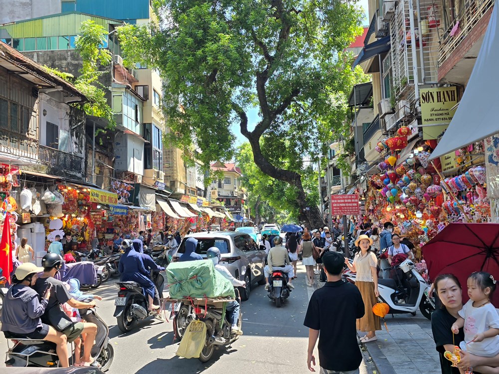  Rực rỡ sắc màu trăng Rằm trên phố Hàng Mã - ảnh 1