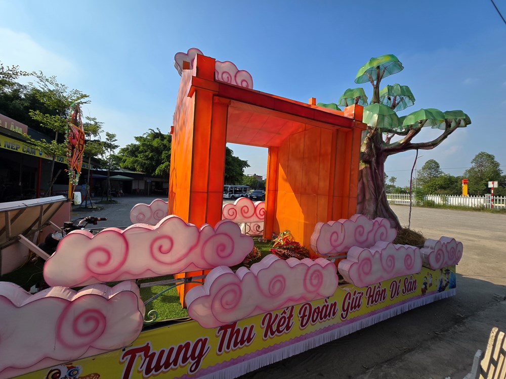 Độc đáo cây đa, cổng làng Đường Lâm trên mô hình đèn Trung thu - ảnh 3