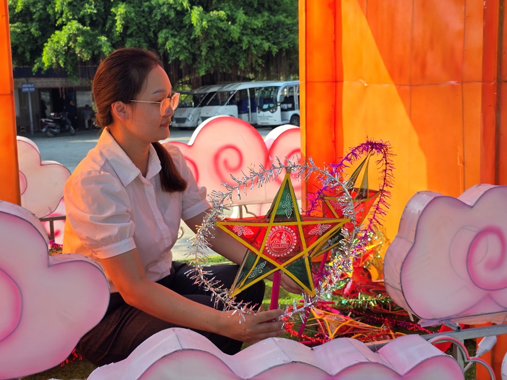 Độc đáo cây đa, cổng làng Đường Lâm trên mô hình đèn Trung thu - ảnh 5