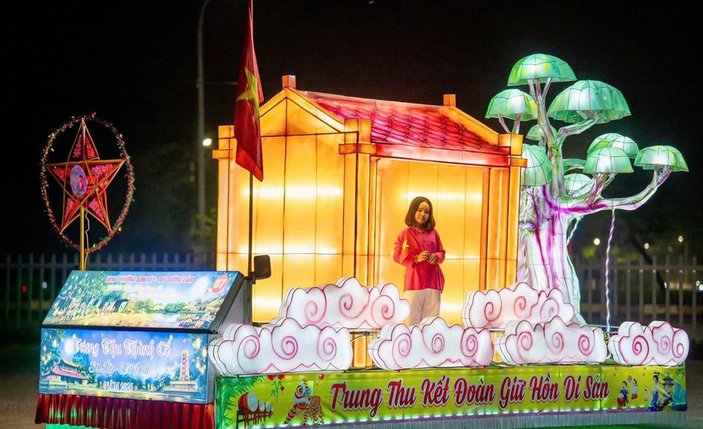 Độc đáo cây đa, cổng làng Đường Lâm trên mô hình đèn Trung thu - ảnh 6