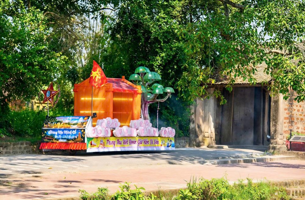 Độc đáo cây đa, cổng làng Đường Lâm trên mô hình đèn Trung thu - ảnh 2