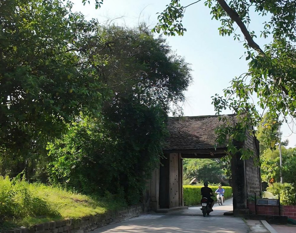 Độc đáo cây đa, cổng làng Đường Lâm trên mô hình đèn Trung thu - ảnh 1