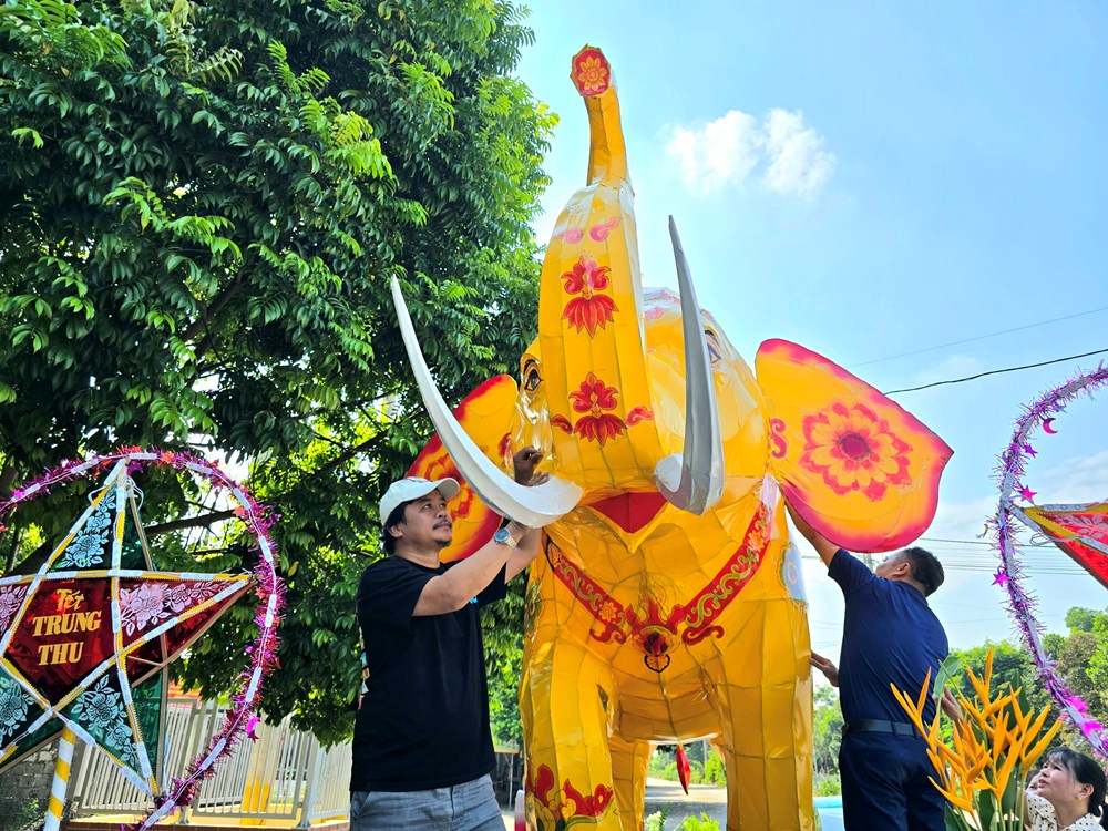 Thổi hồn lịch sử xứ Đoài vào mô hình đèn Trung thu voi chiến - ảnh 1