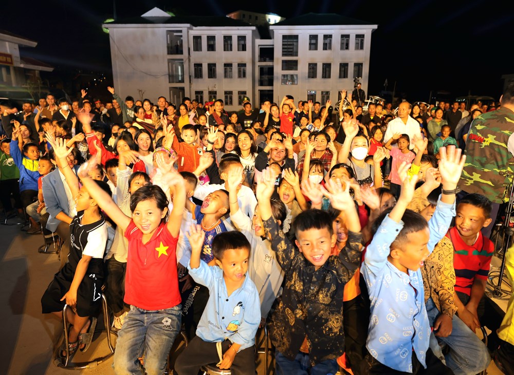 Mang Trung thu đến với trẻ em Na Ngoi - ảnh 1