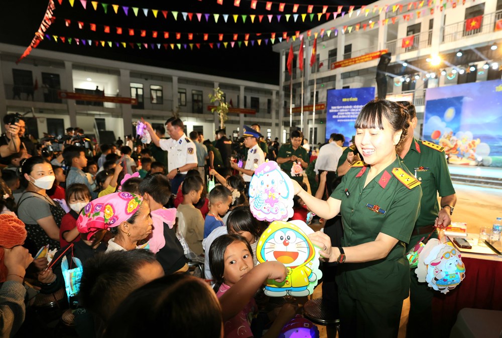 Mang Trung thu đến với trẻ em Na Ngoi - ảnh 7