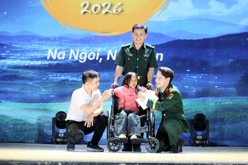 Mang Trung thu đến với trẻ em Na Ngoi - ảnh 4