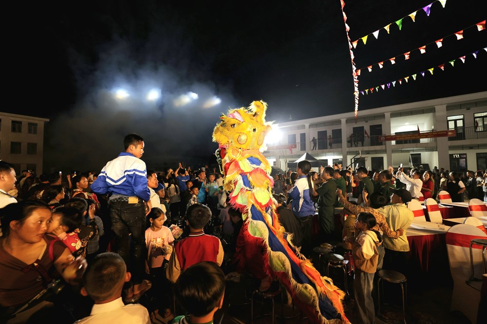 Mang Trung thu đến với trẻ em Na Ngoi - ảnh 10