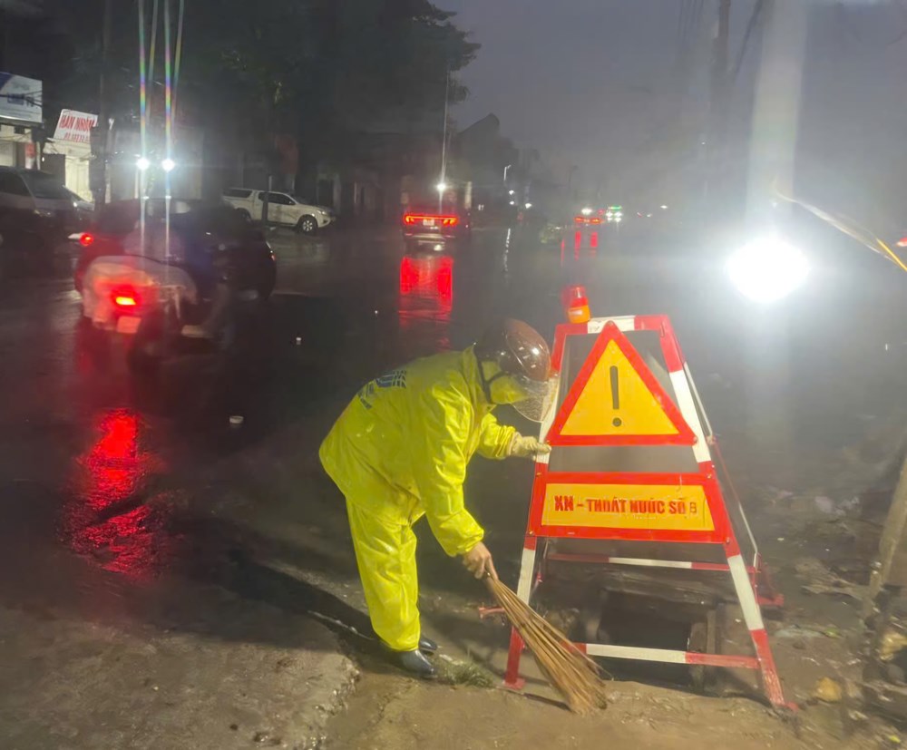 Mưa lớn diện rộng, nhiều tuyến phố Hà Nội ngập  - ảnh 2