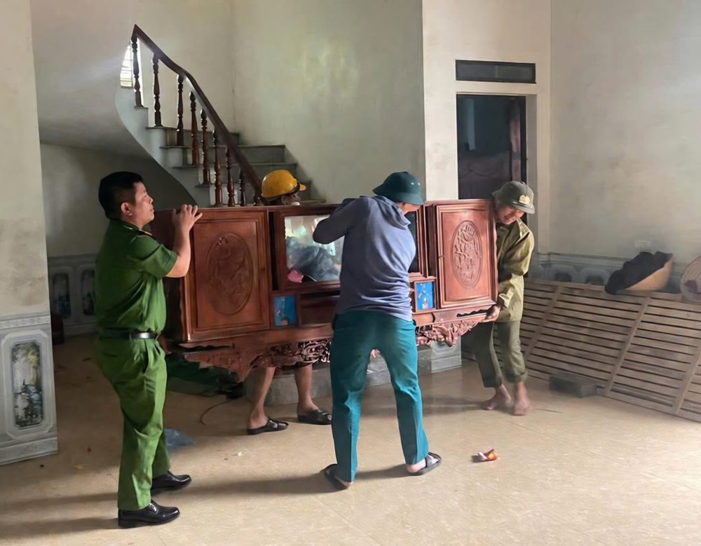 Phú Thọ: Công an hỗ trợ người dân di chuyển tài sản khỏi khu vực sạt lở - ảnh 2