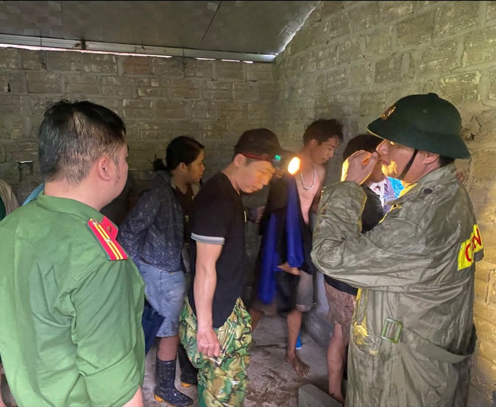 Giải cứu 3 người bị mắc kẹt 2 ngày trong hang ngập nước - ảnh 3