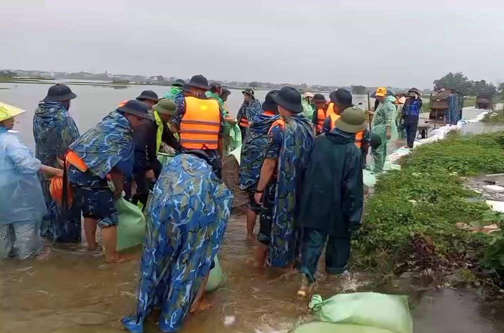 Chiến sĩ Lữ đoàn 28 gia cố hơn 2km đê, giúp dân chống ngập - ảnh 2