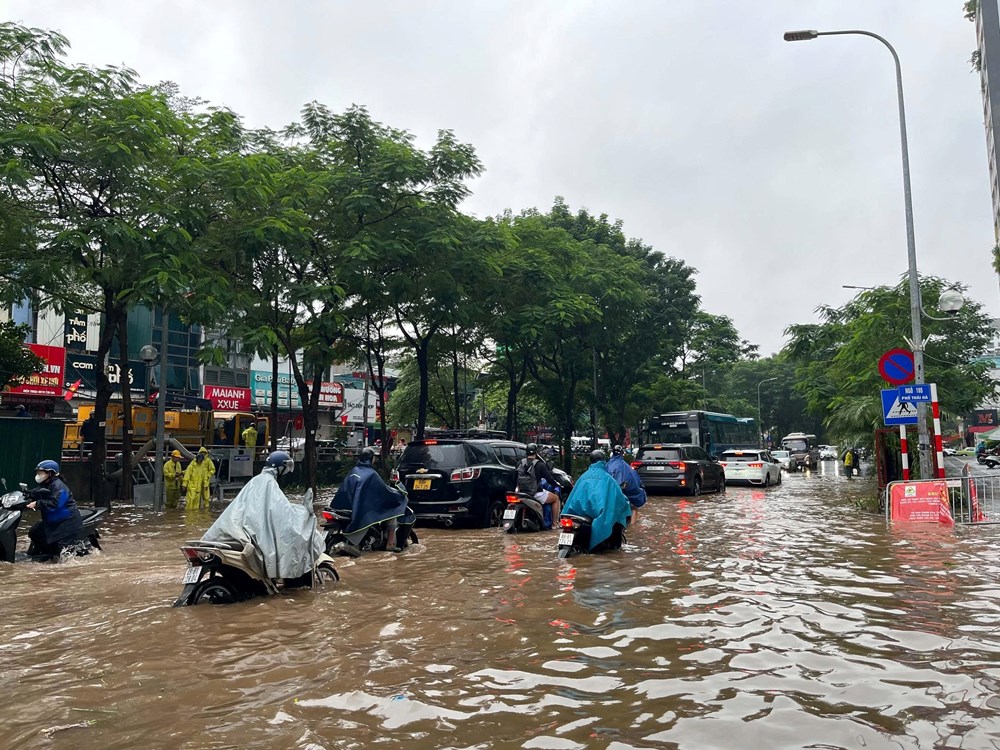  Vì sao nhiều nơi ở Hà Nội ngập sâu trong cơn mưa sáng nay? - ảnh 1
