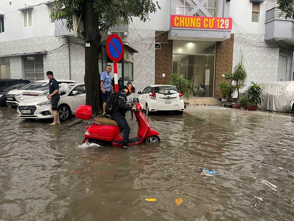  Vì sao nhiều nơi ở Hà Nội ngập sâu trong cơn mưa sáng nay? - ảnh 4