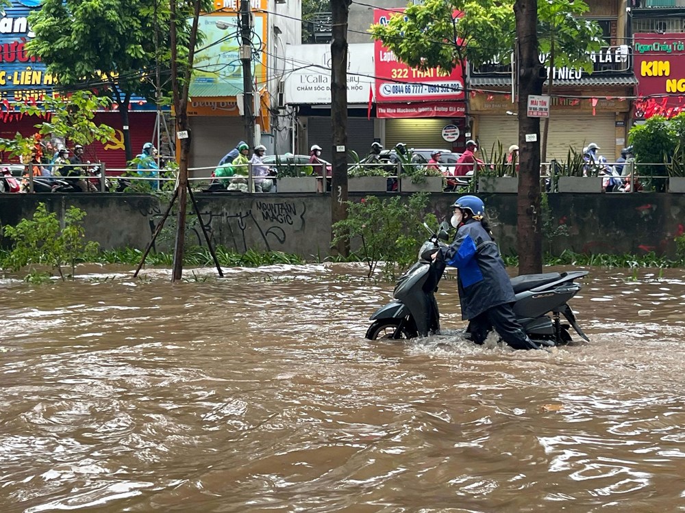  Vì sao nhiều nơi ở Hà Nội ngập sâu trong cơn mưa sáng nay? - ảnh 2