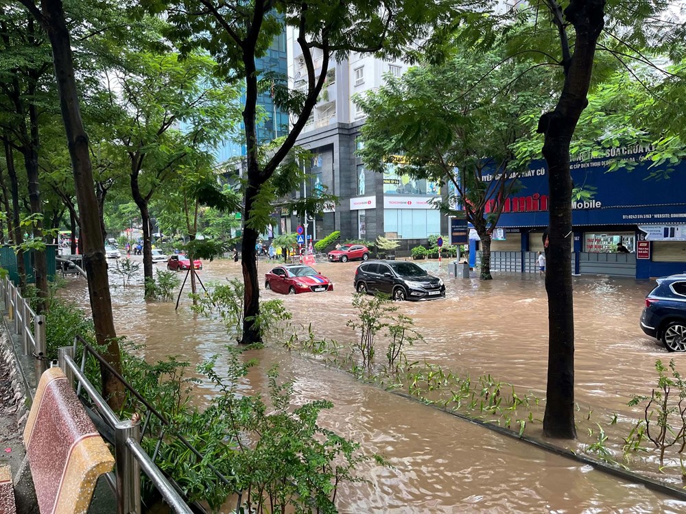 Vì sao nhiều nơi ở Hà Nội ngập sâu trong cơn mưa sáng nay? - ảnh 3