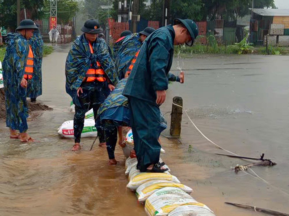 Chiến sĩ Lữ đoàn 28 gia cố hơn 2km đê, giúp dân chống ngập - ảnh 9