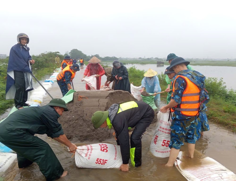 Chiến sĩ Lữ đoàn 28 gia cố hơn 2km đê, giúp dân chống ngập - ảnh 3