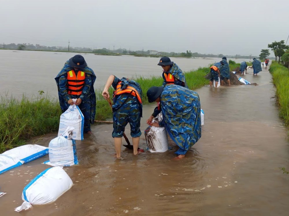 Chiến sĩ Lữ đoàn 28 gia cố hơn 2km đê, giúp dân chống ngập - ảnh 8