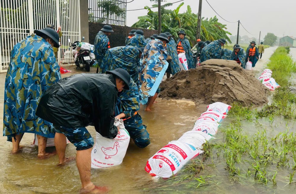 Chiến sĩ Lữ đoàn 28 gia cố hơn 2km đê, giúp dân chống ngập - ảnh 4