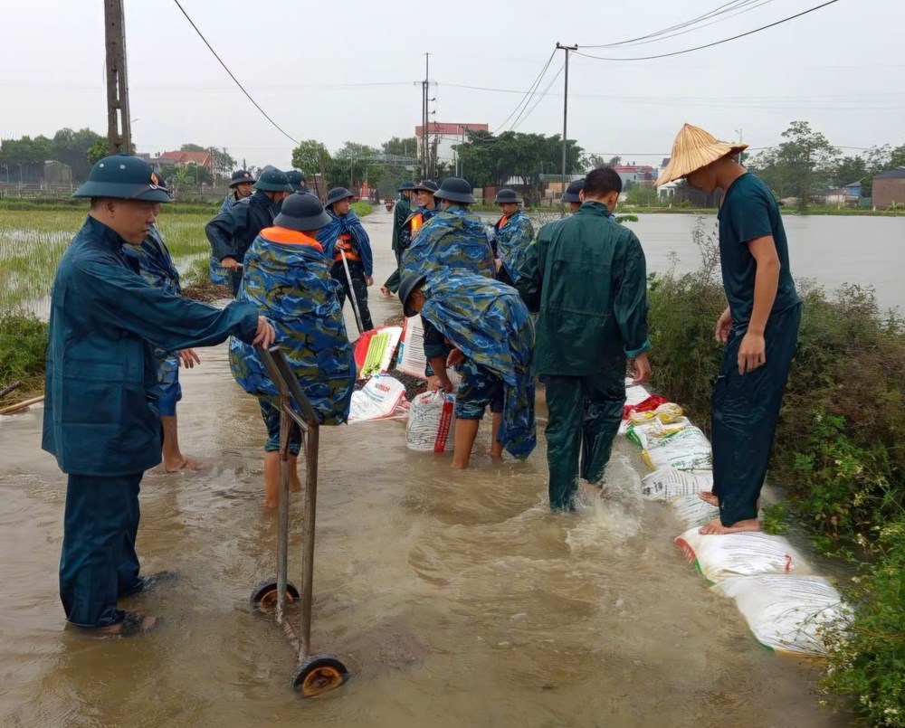 Chiến sĩ Lữ đoàn 28 gia cố hơn 2km đê, giúp dân chống ngập - ảnh 7
