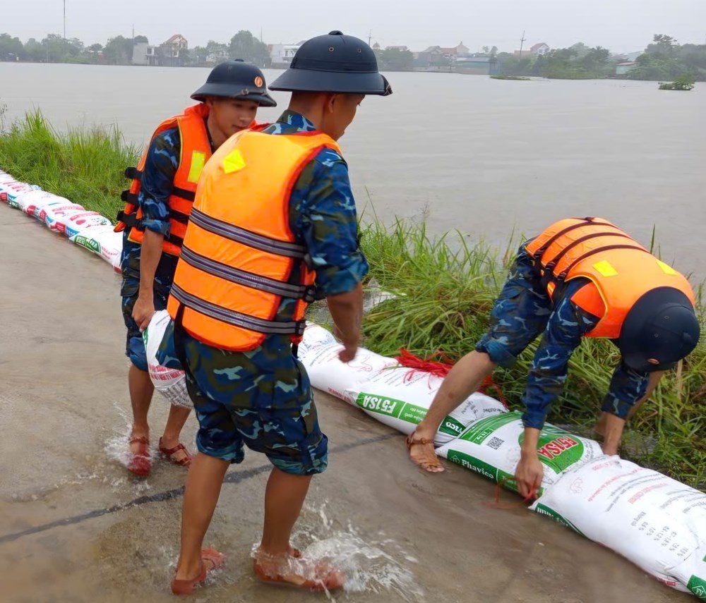 Chiến sĩ Lữ đoàn 28 gia cố hơn 2km đê, giúp dân chống ngập - ảnh 6