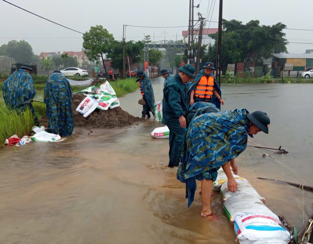 Chiến sĩ Lữ đoàn 28 gia cố hơn 2km đê, giúp dân chống ngập - ảnh 5