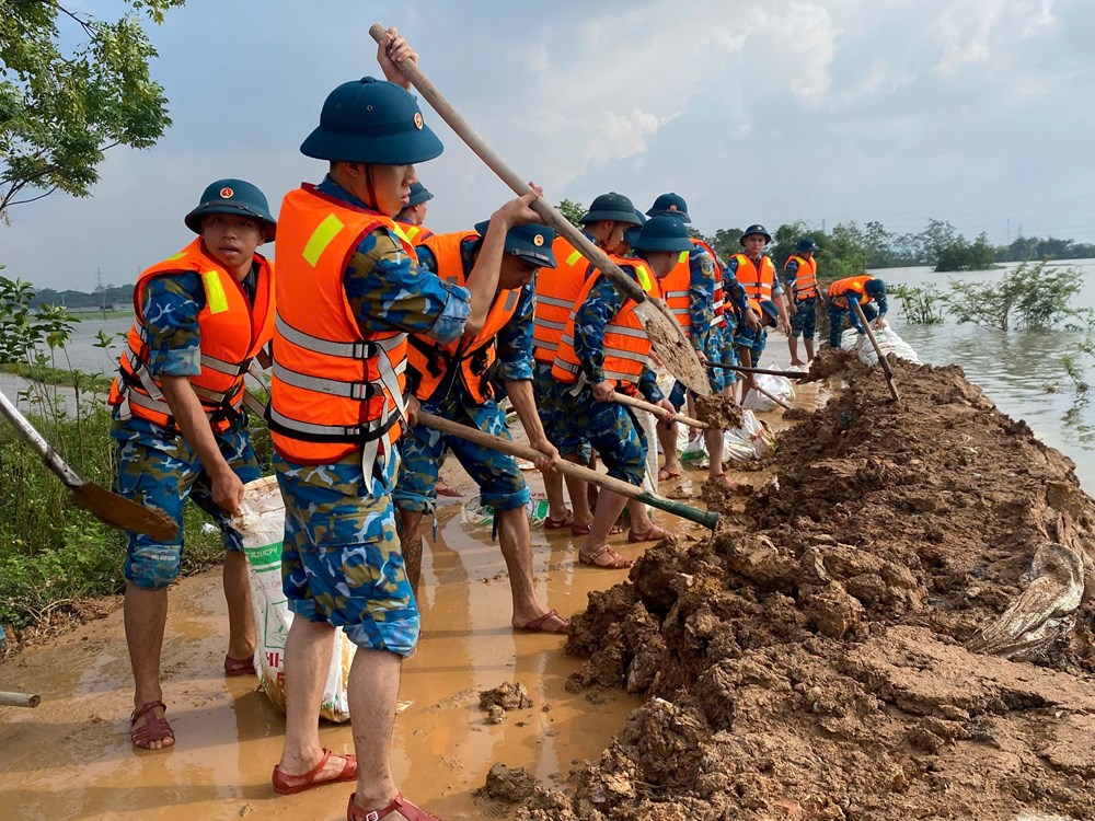 Bộ đội Phòng không - Không quân giúp dân đắp đê Vàng - ảnh 1