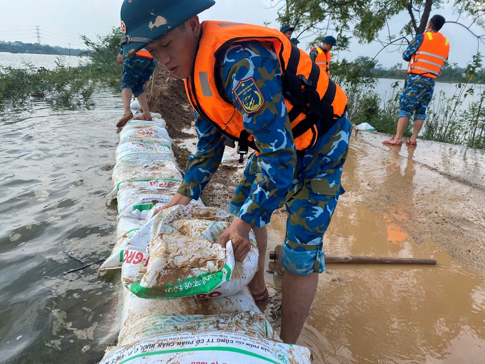 Bộ đội Phòng không - Không quân giúp dân đắp đê Vàng - ảnh 6