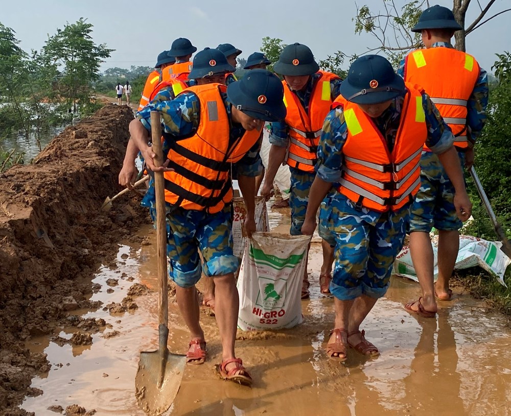 Bộ đội Phòng không - Không quân giúp dân đắp đê Vàng - ảnh 5