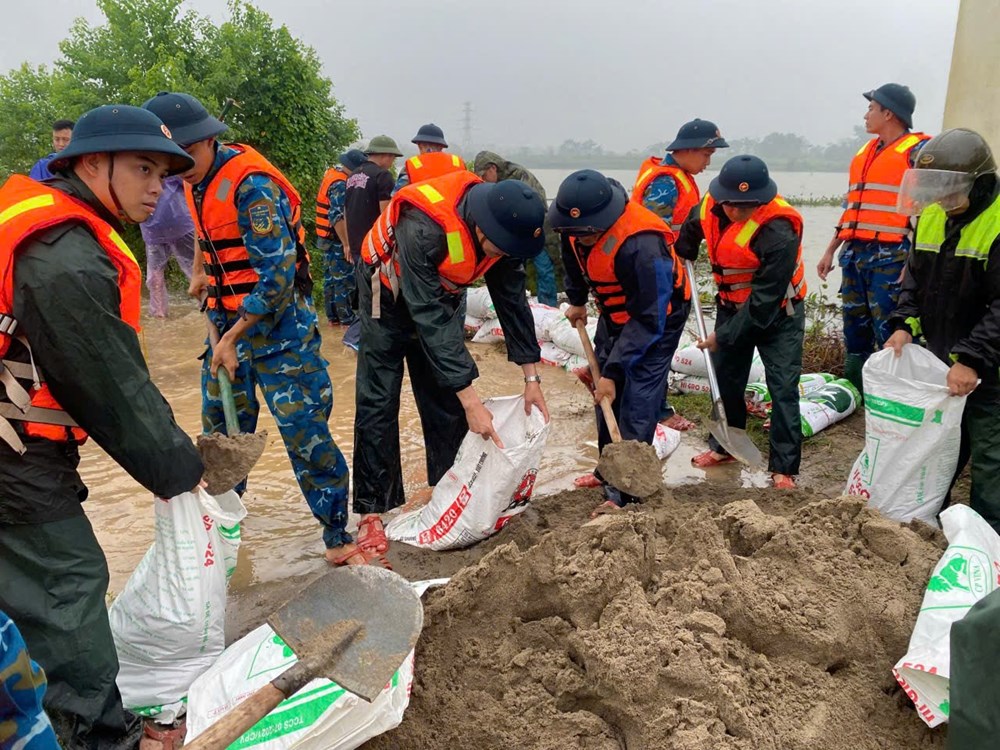 Bộ đội Phòng không - Không quân giúp dân đắp đê Vàng - ảnh 2