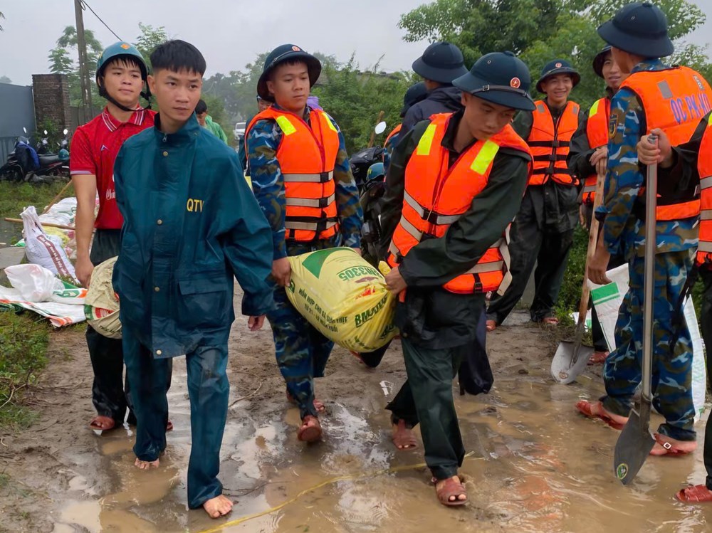 Bộ đội Phòng không - Không quân giúp dân đắp đê Vàng - ảnh 4