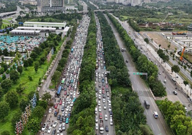 Một số điểm còn bị ngập, di chuyển trên Đại lộ Thăng Long thế nào? - ảnh 1