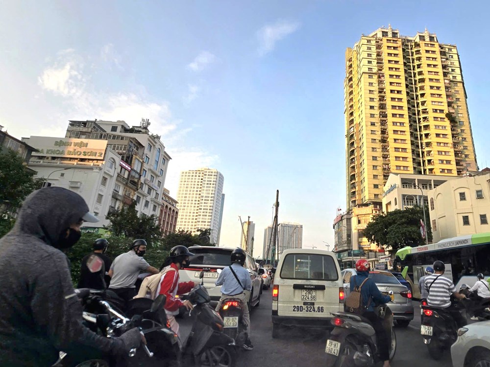 Người dân còn gặp khó khi điều chỉnh giao thông đường Vành đai 1 đi nút giao Voi Phục? - ảnh 1