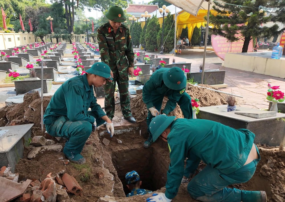 Lấy mẫu hài cốt liệt sĩ giám định ADN tại Đông Anh - ảnh 3