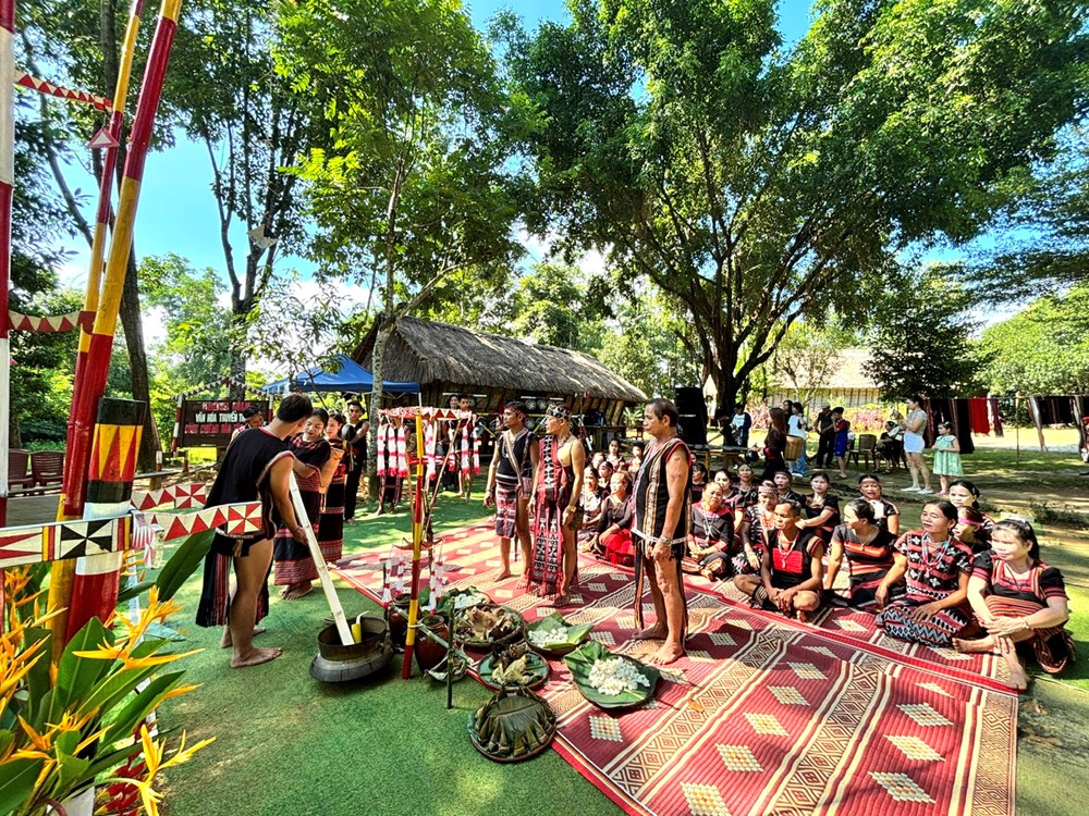 Ngân vang tiếng chiêng, nhịp xoang trong lễ cầu an của đồng bào Tây Nguyên - ảnh 1